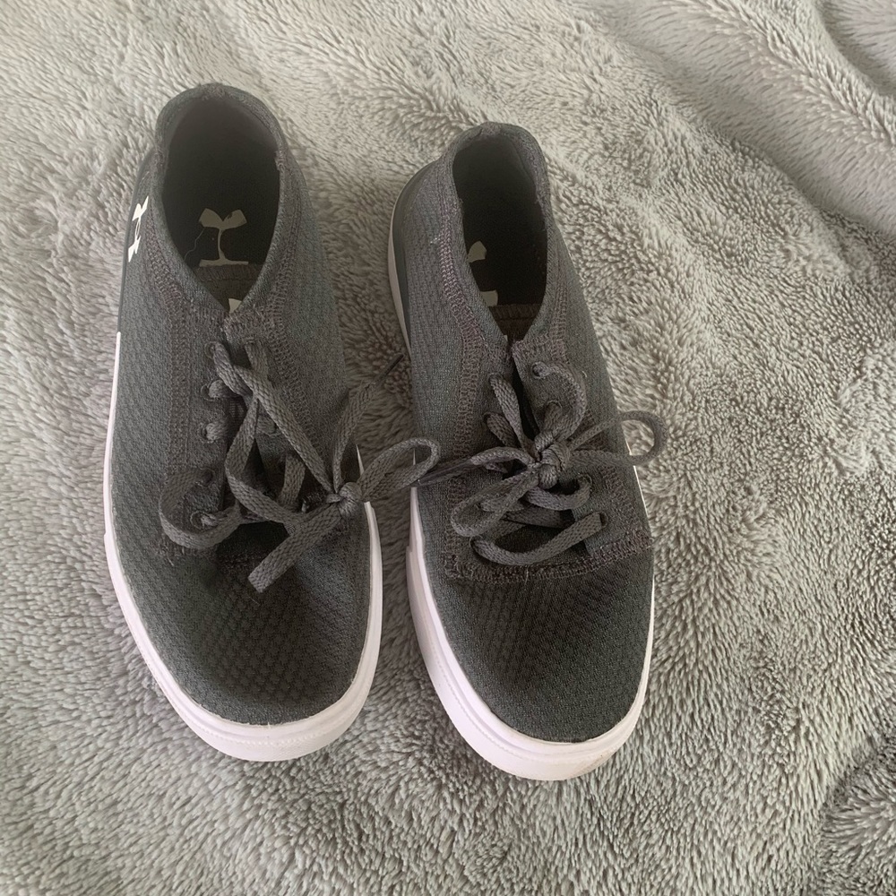 Under Armour boys size 3 lace up shoe olive green